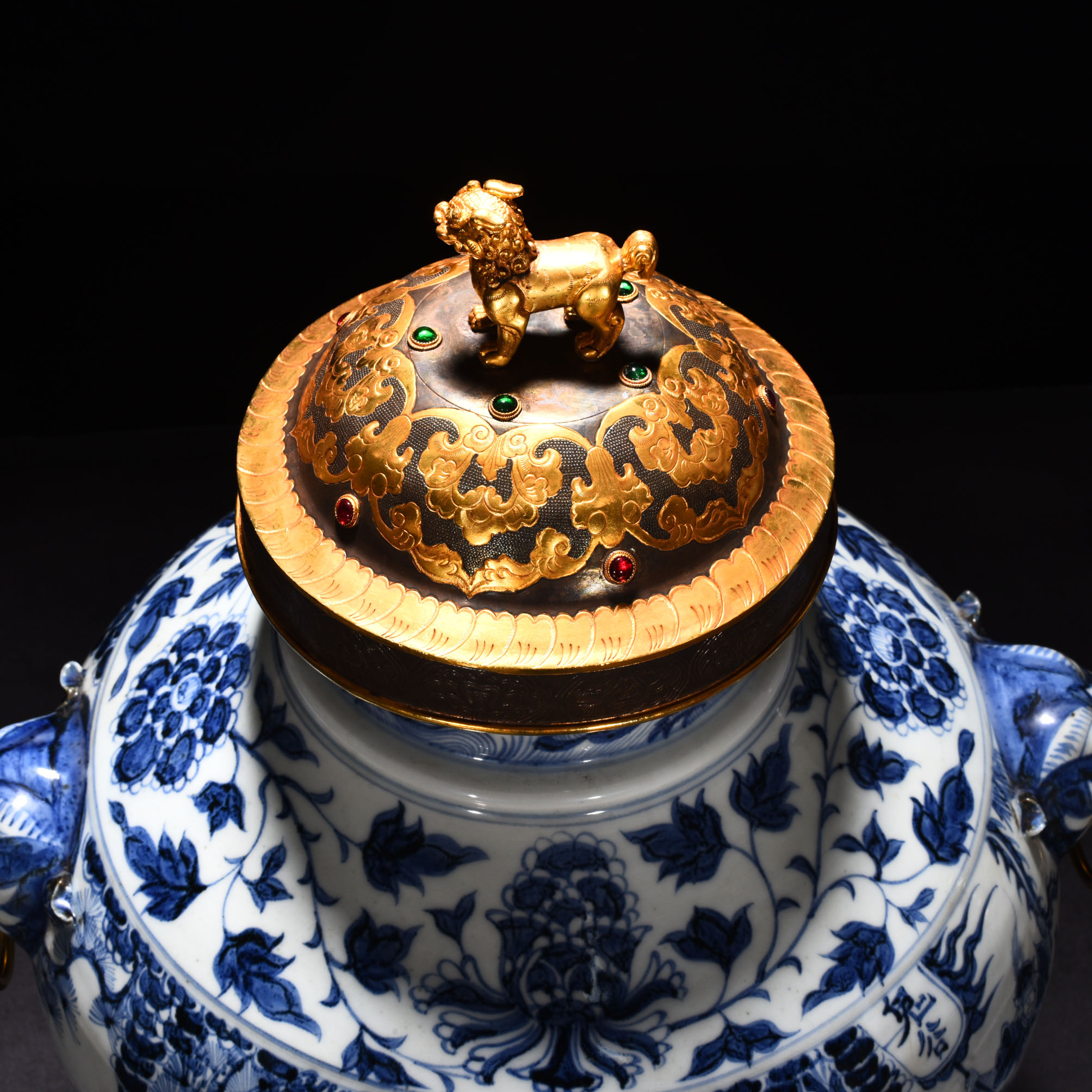 Yuan Dynasty blue and white figure pattern animal ear cover jar
