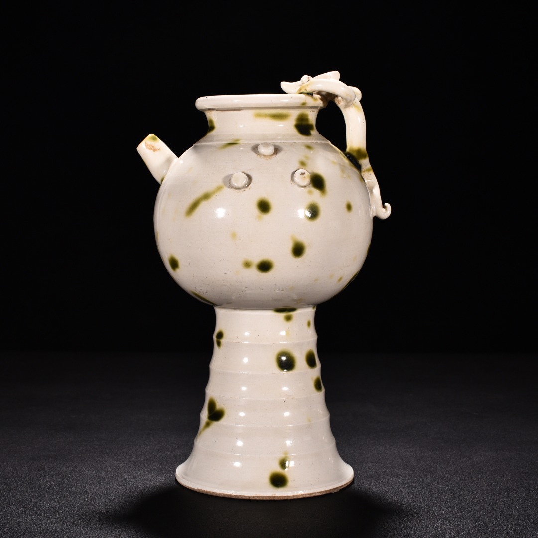 Tang Dynasty kiln white porcelain green glaze pot