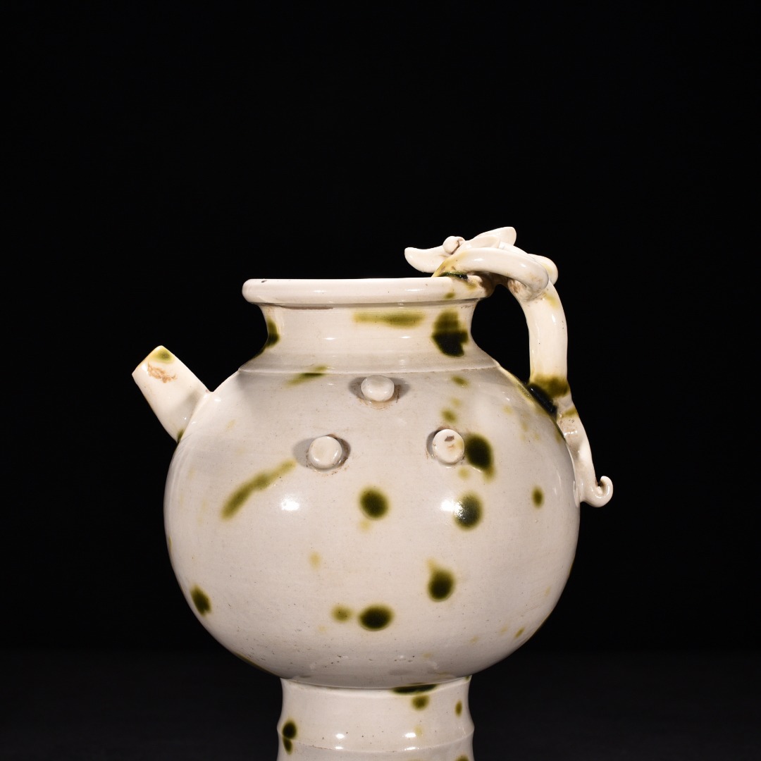 Tang Dynasty kiln white porcelain green glaze pot
