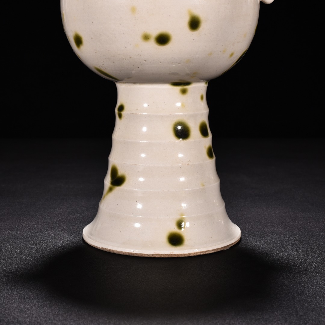 Tang Dynasty kiln white porcelain green glaze pot