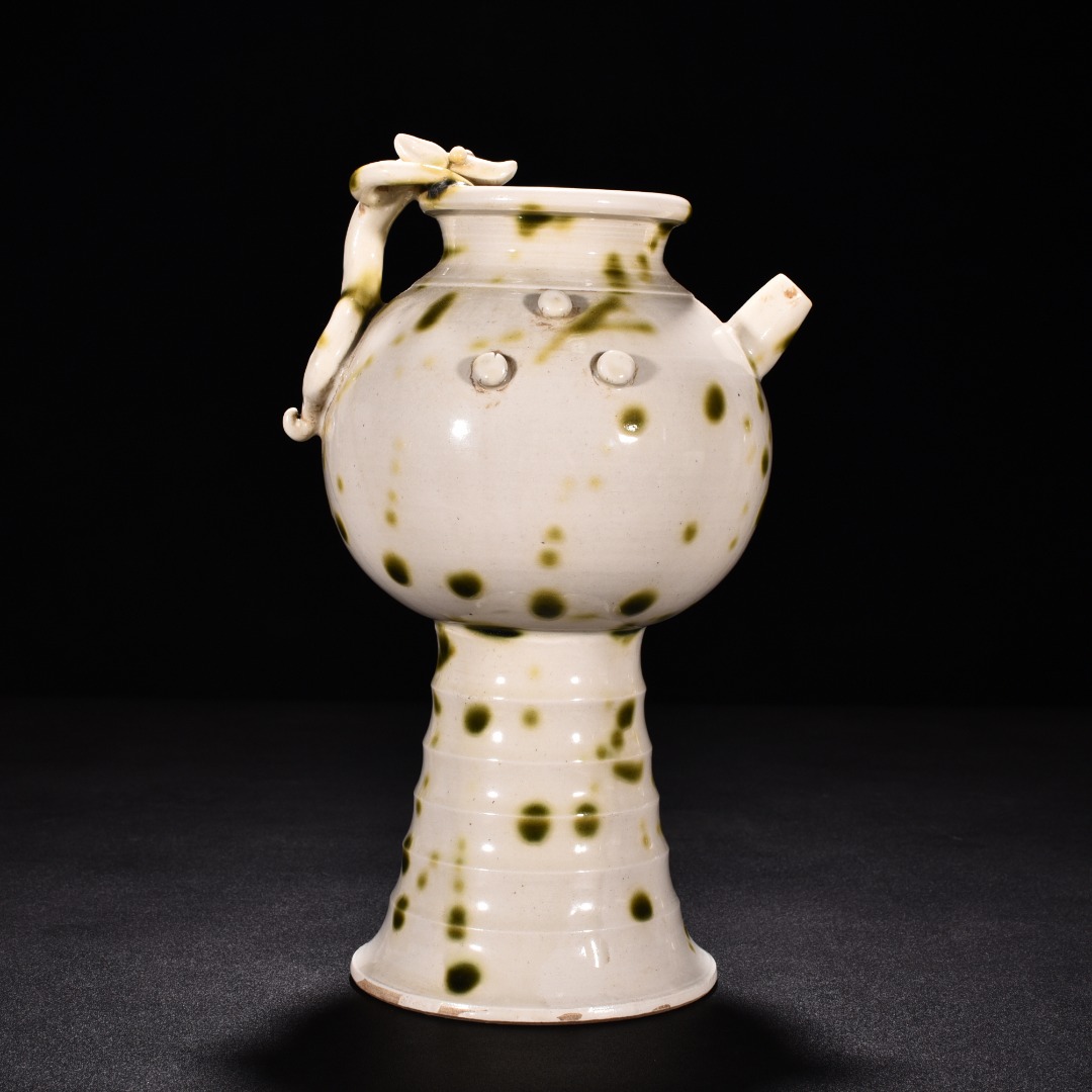 Tang Dynasty kiln white porcelain green glaze pot