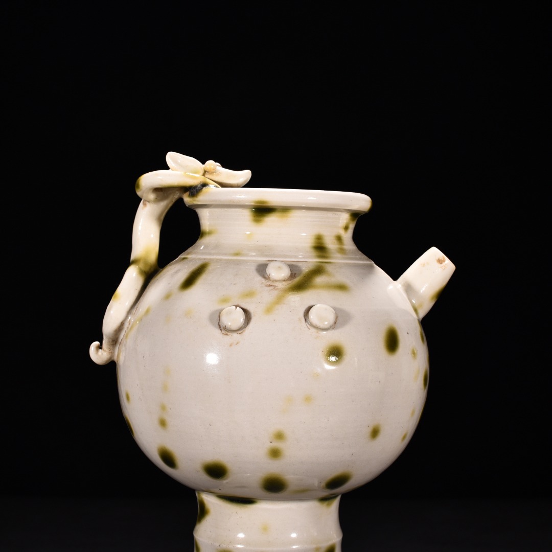 Tang Dynasty kiln white porcelain green glaze pot