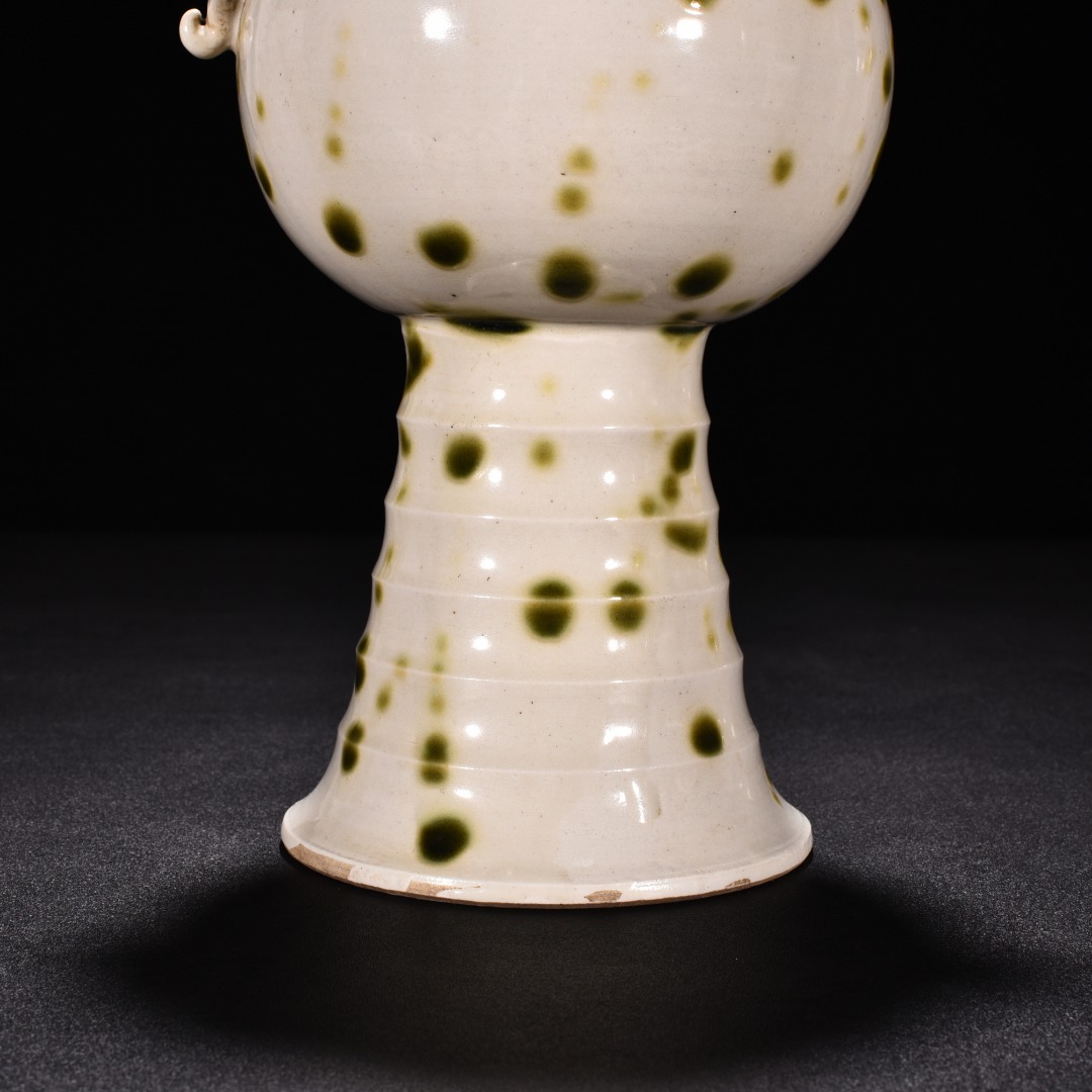 Tang Dynasty kiln white porcelain green glaze pot
