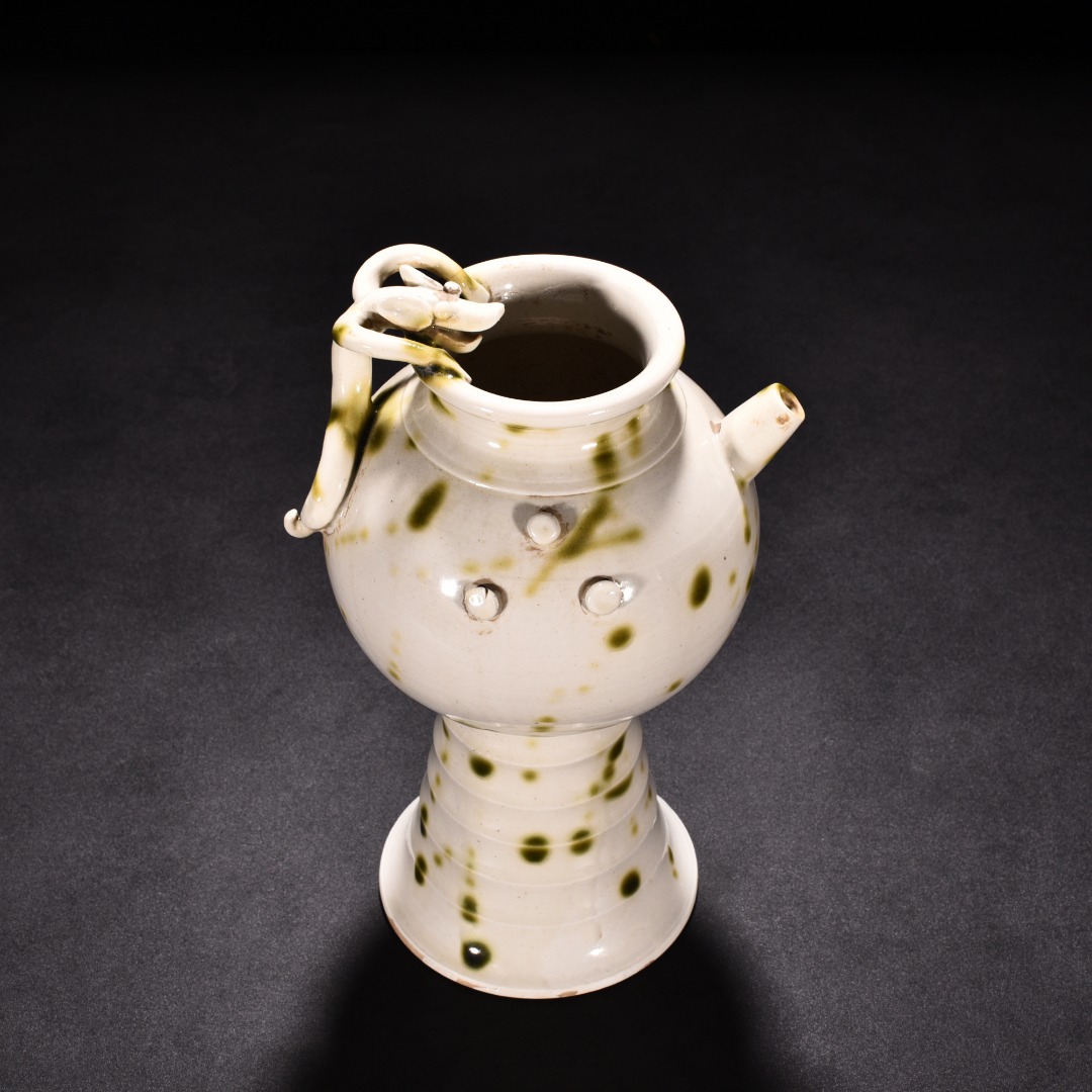 Tang Dynasty kiln white porcelain green glaze pot
