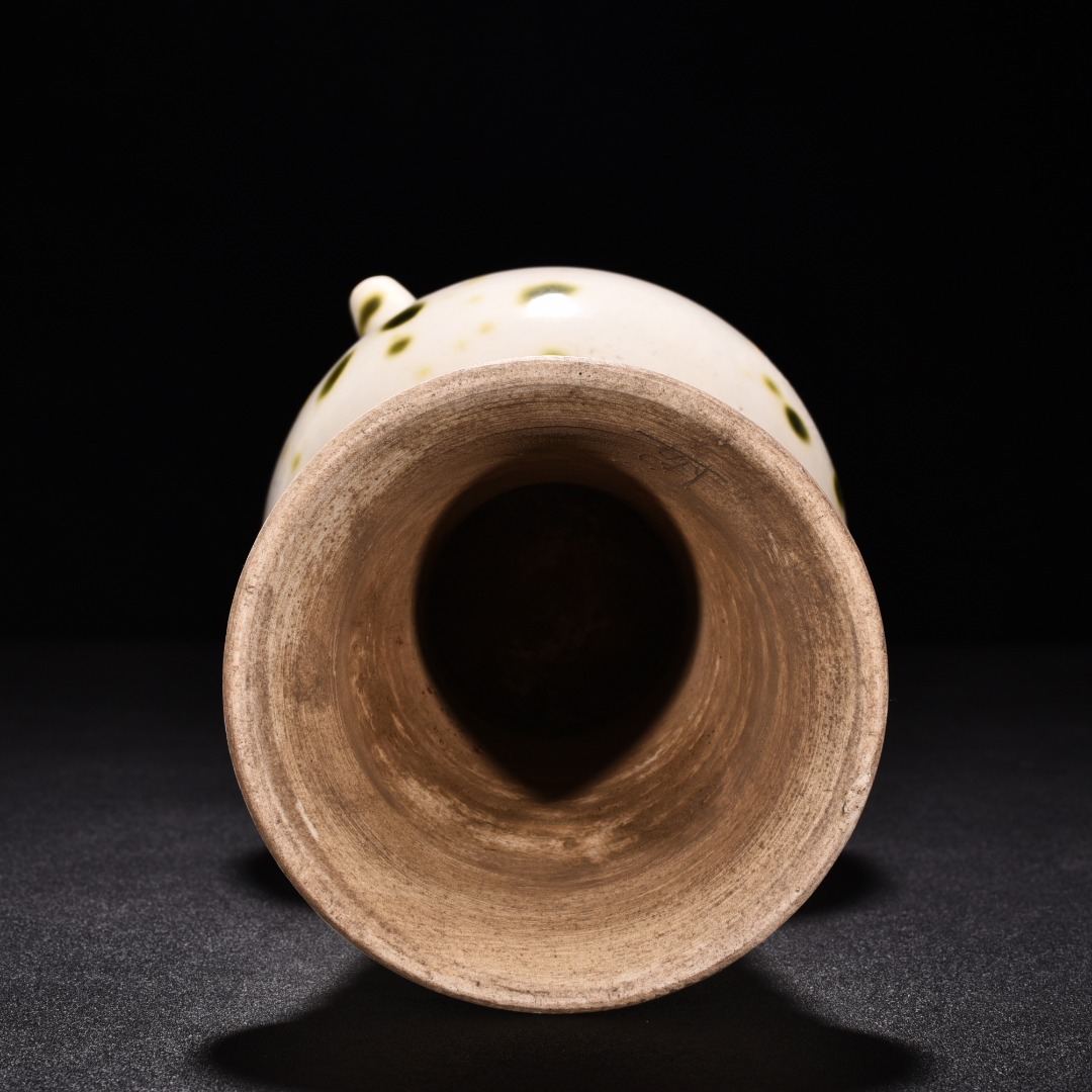 Tang Dynasty kiln white porcelain green glaze pot
