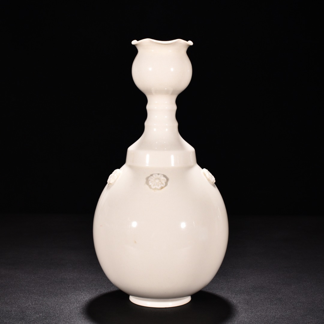 Tang Dynasty kiln white porcelain flower pattern vase