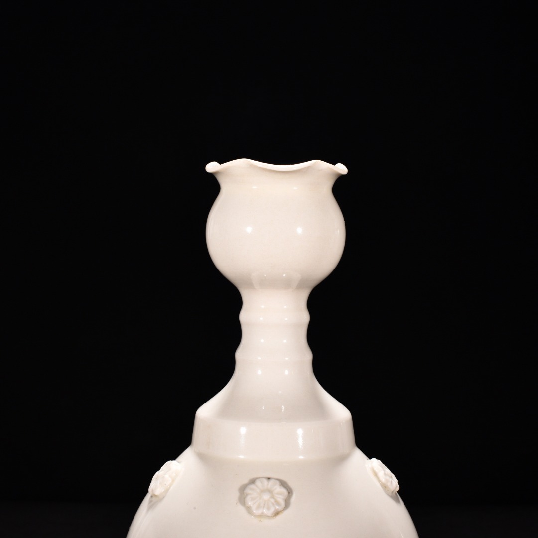 Tang Dynasty kiln white porcelain flower pattern vase