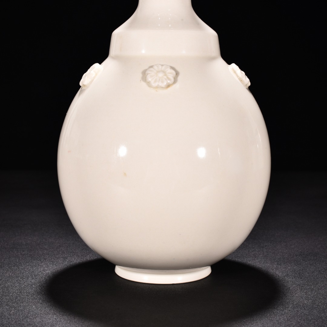 Tang Dynasty kiln white porcelain flower pattern vase