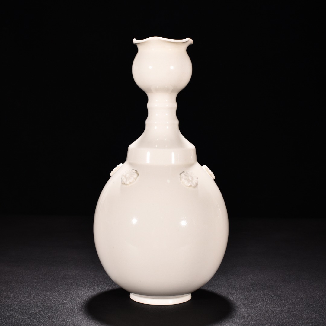 Tang Dynasty kiln white porcelain flower pattern vase