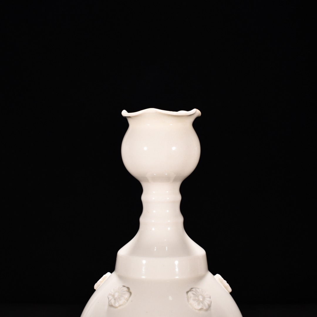 Tang Dynasty kiln white porcelain flower pattern vase