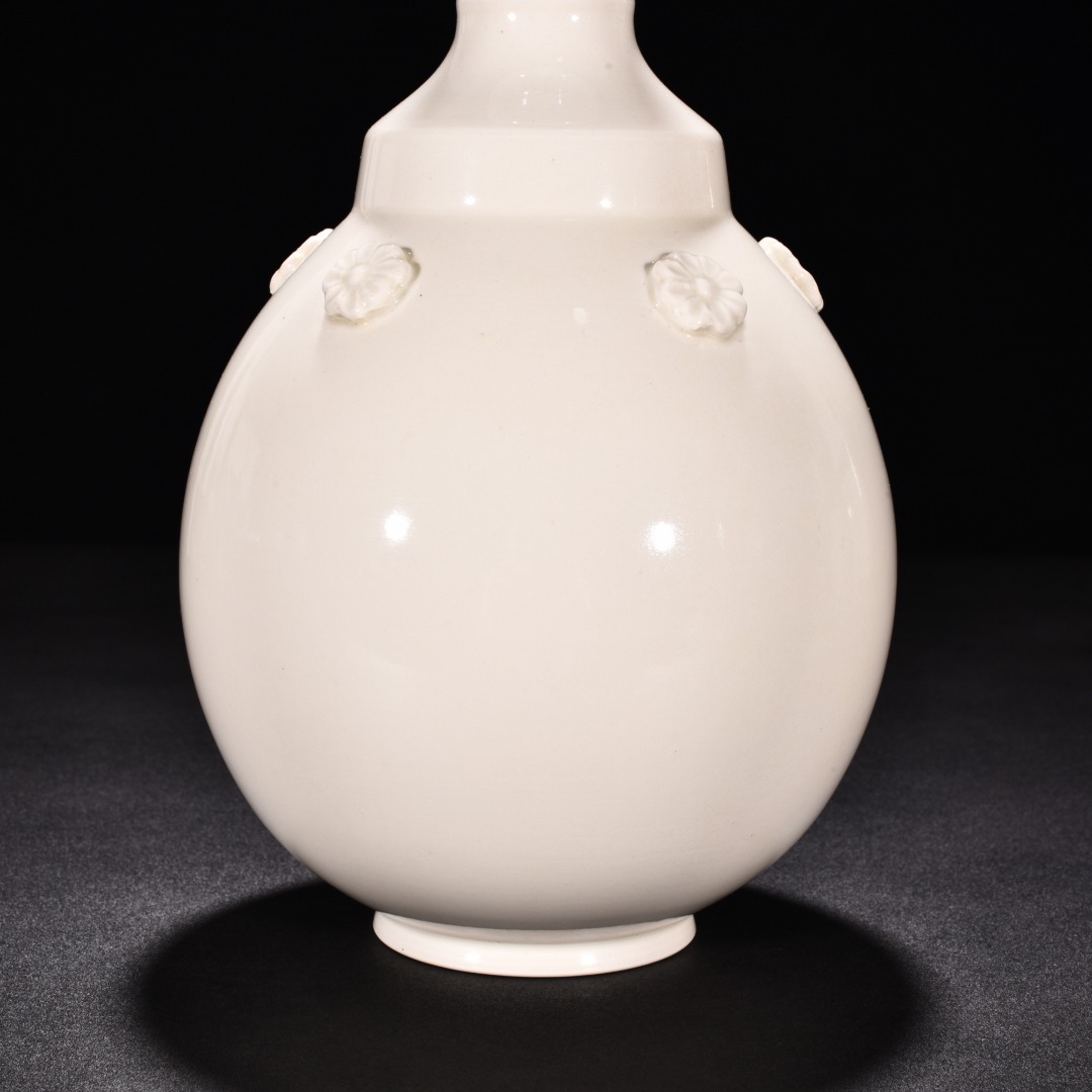 Tang Dynasty kiln white porcelain flower pattern vase
