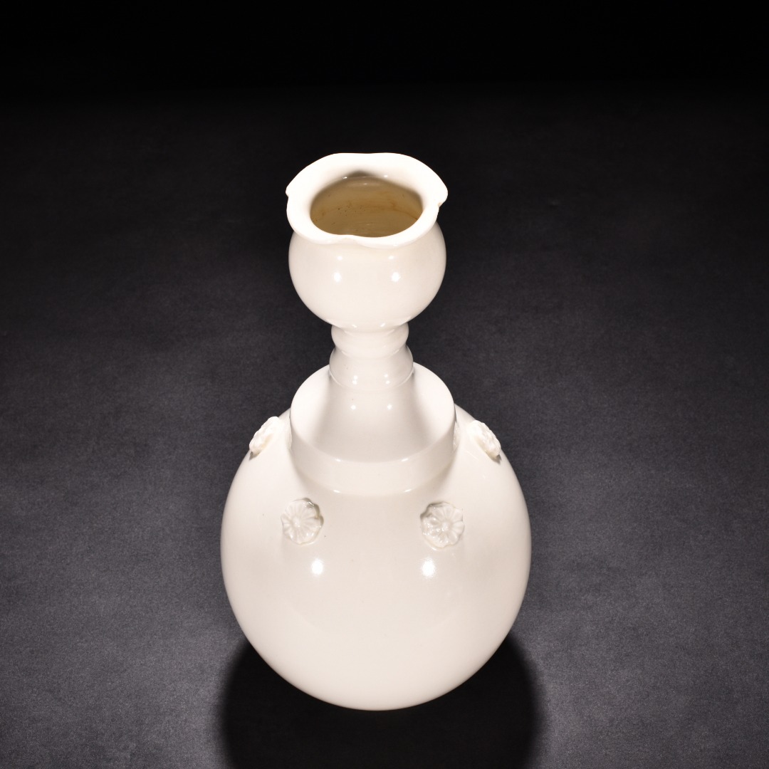 Tang Dynasty kiln white porcelain flower pattern vase