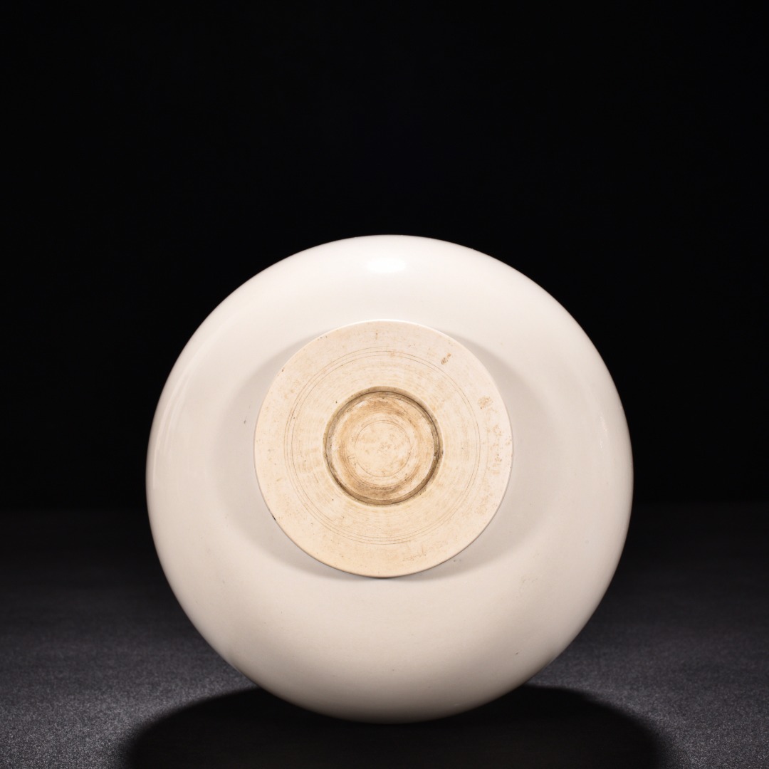 Tang Dynasty kiln white porcelain flower pattern vase