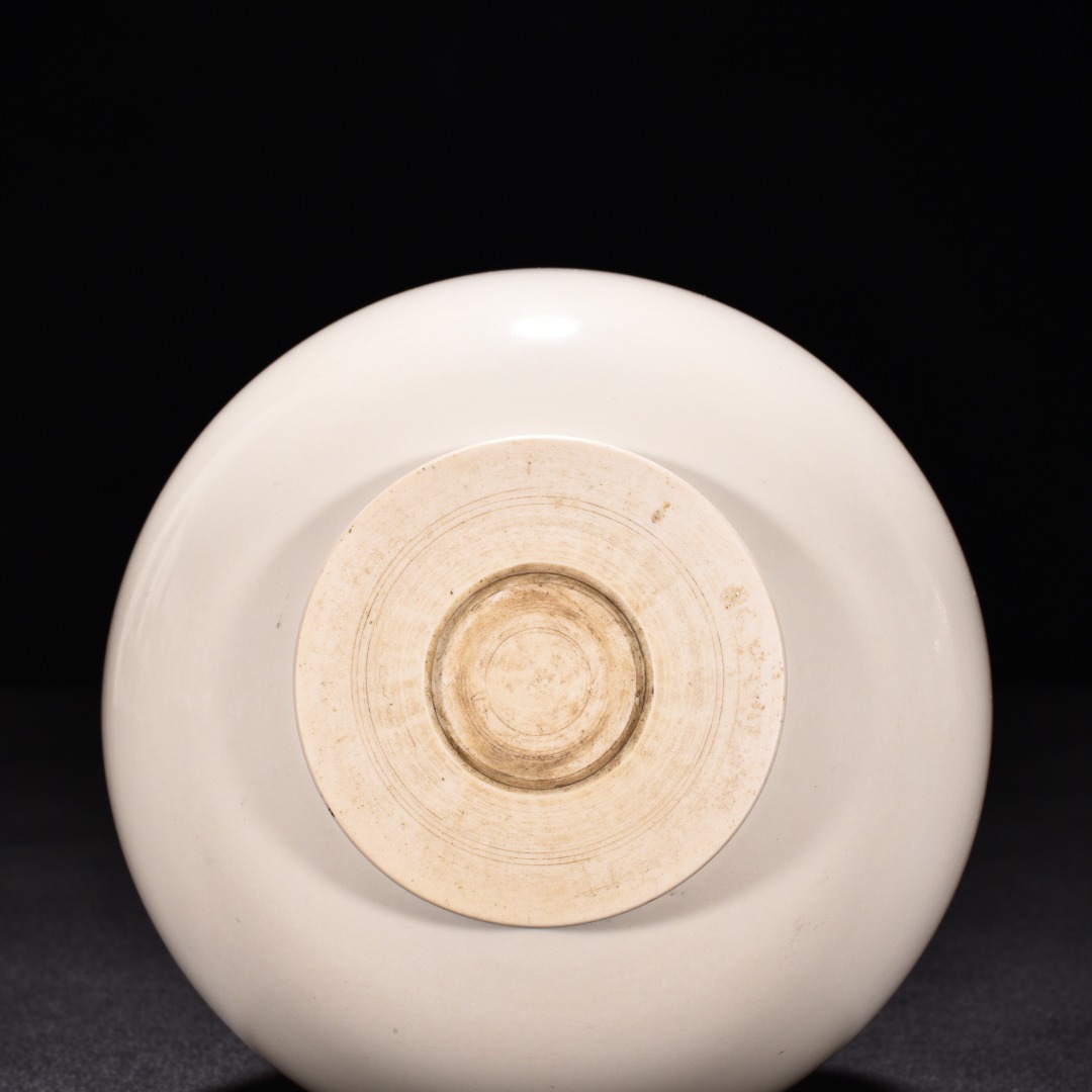 Tang Dynasty kiln white porcelain flower pattern vase
