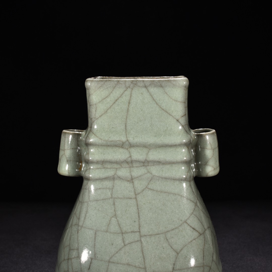 Song Dynasty kiln gray celadon glazed dazzling vase
