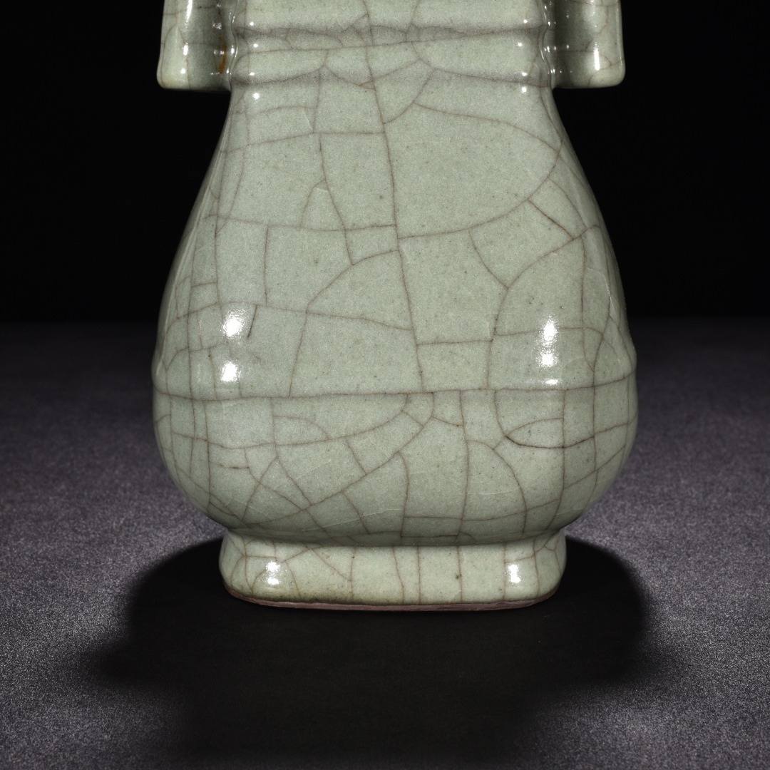 Song Dynasty kiln gray celadon glazed dazzling vase