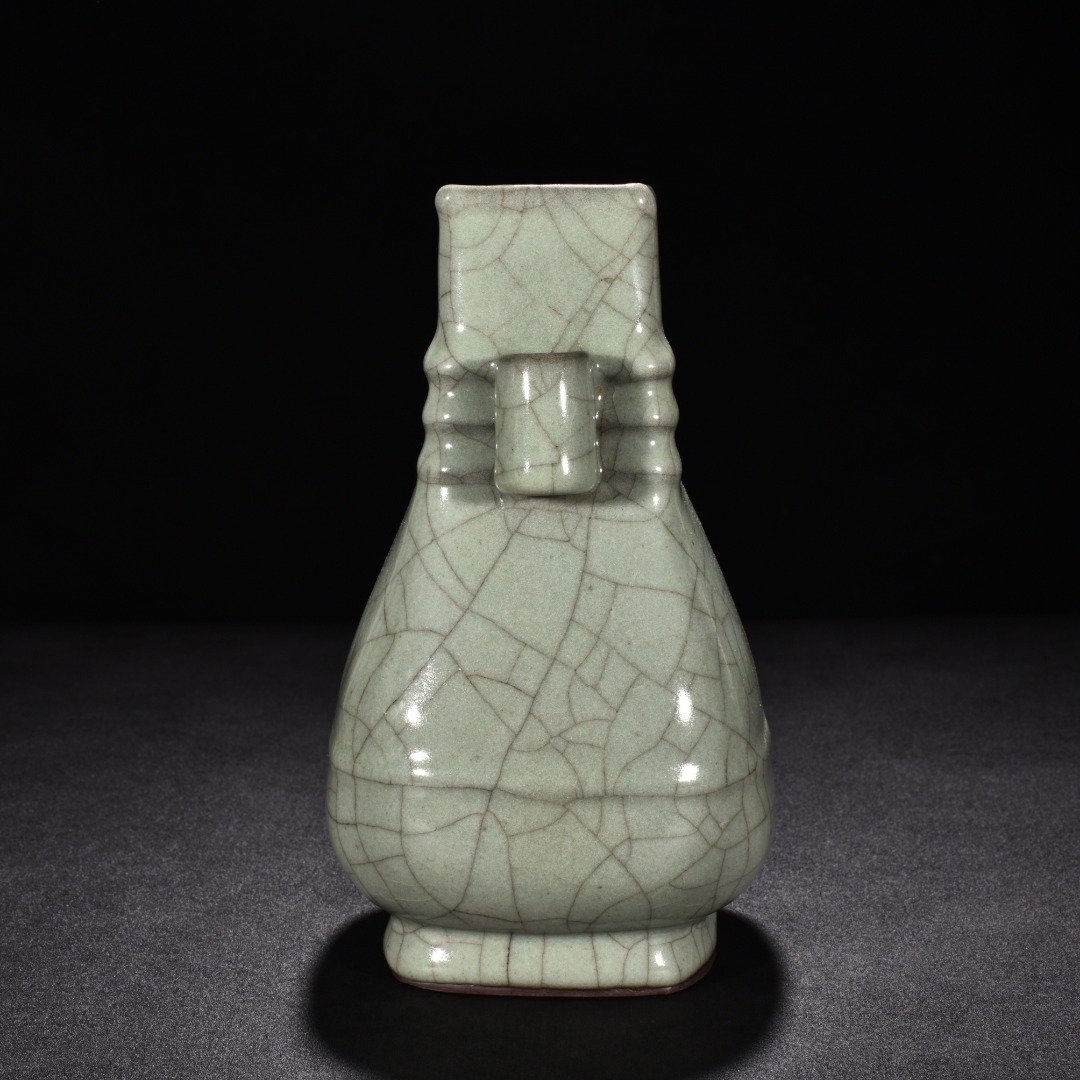 Song Dynasty kiln gray celadon glazed dazzling vase