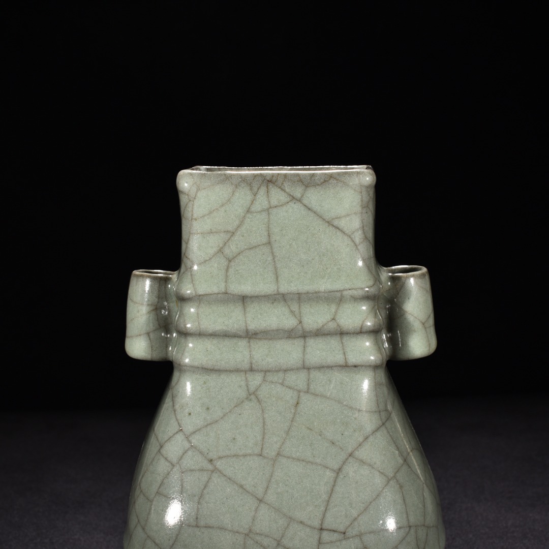 Song Dynasty kiln gray celadon glazed dazzling vase