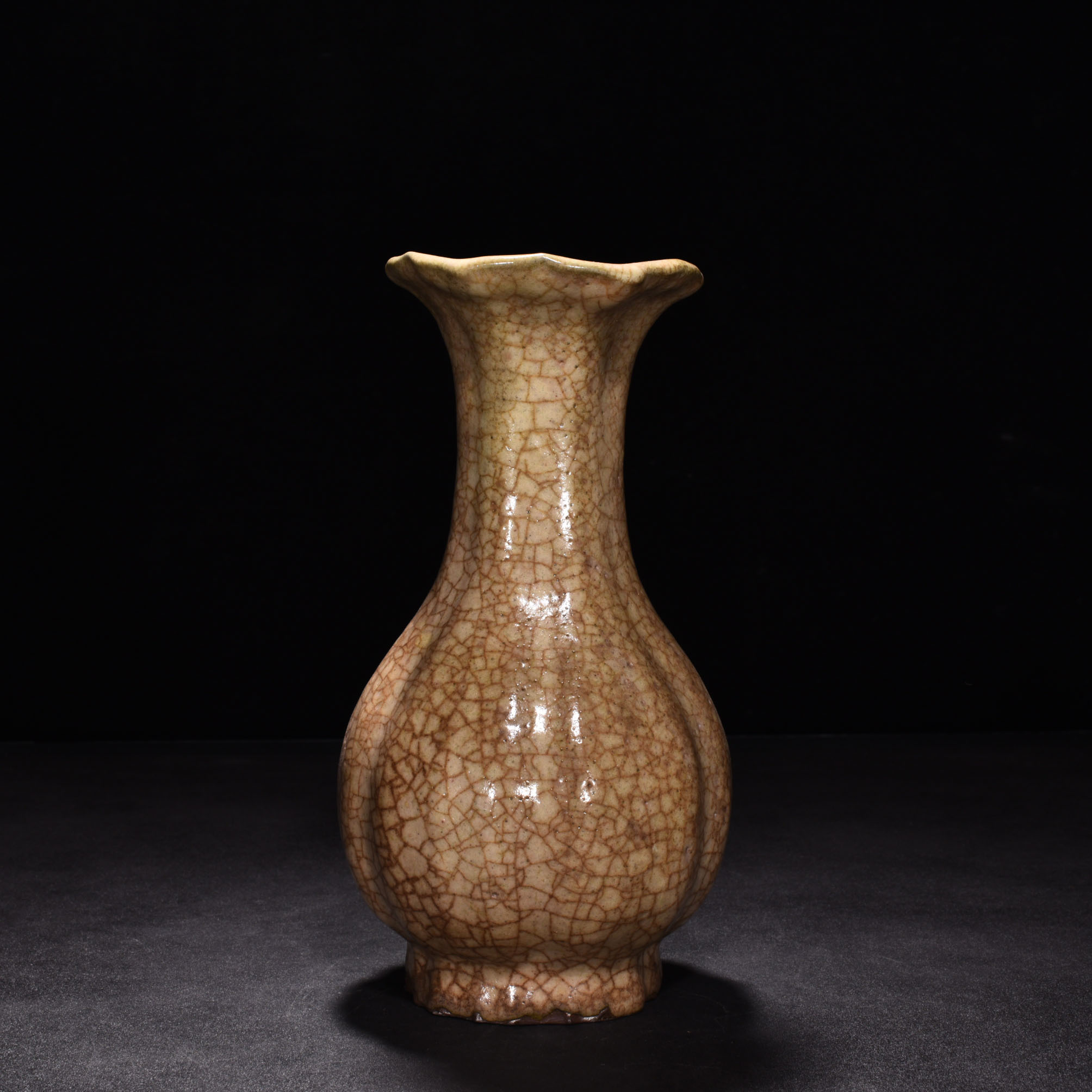 Song Dynasty ge kiln beige glaze flower mouth vase