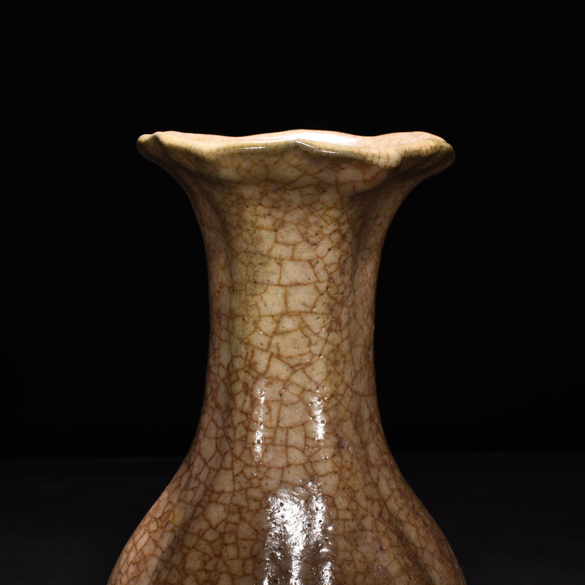 Song Dynasty ge kiln beige glaze flower mouth vase