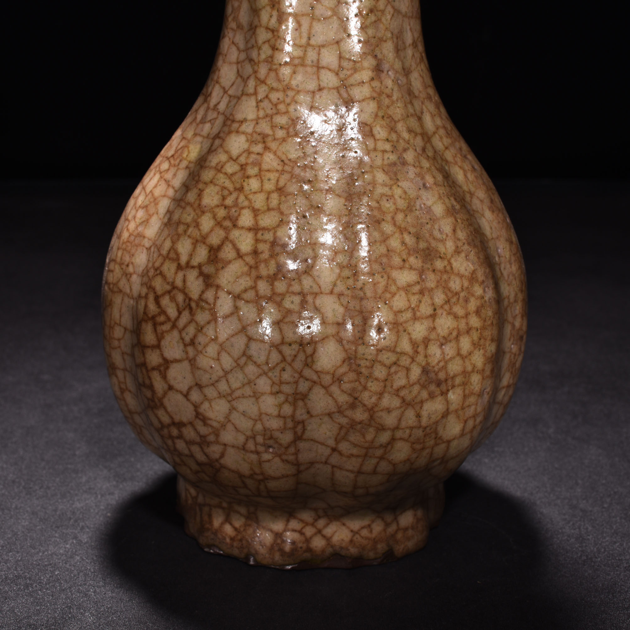 Song Dynasty ge kiln beige glaze flower mouth vase