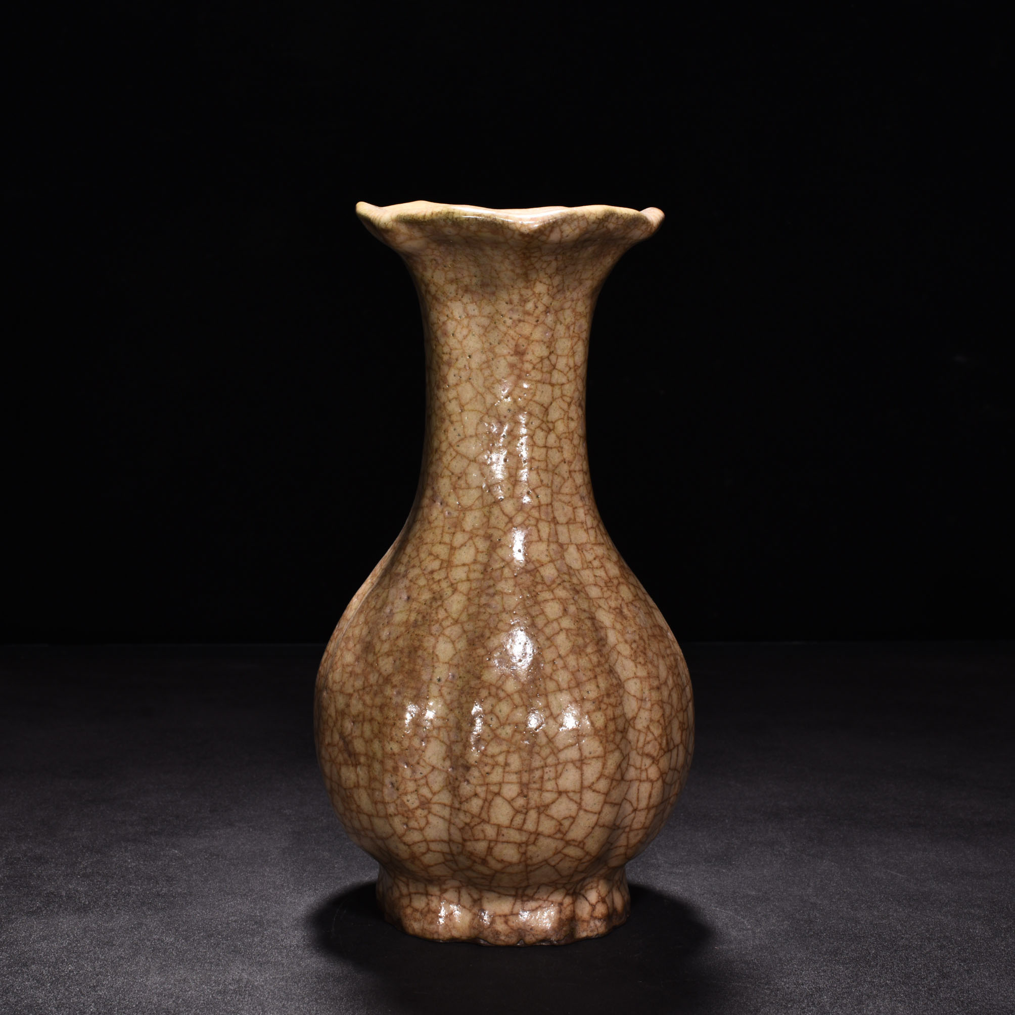 Song Dynasty ge kiln beige glaze flower mouth vase