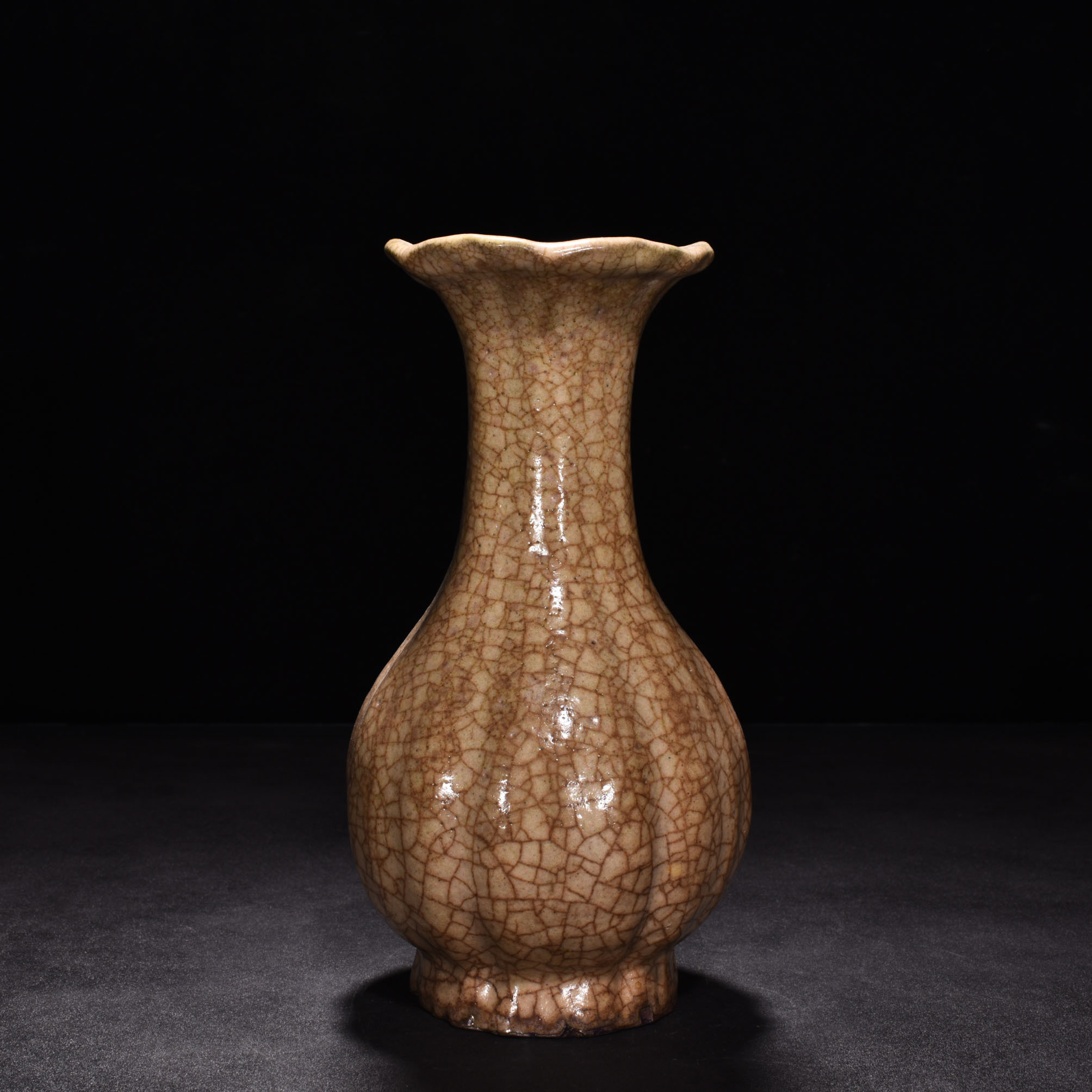Song Dynasty ge kiln beige glaze flower mouth vase