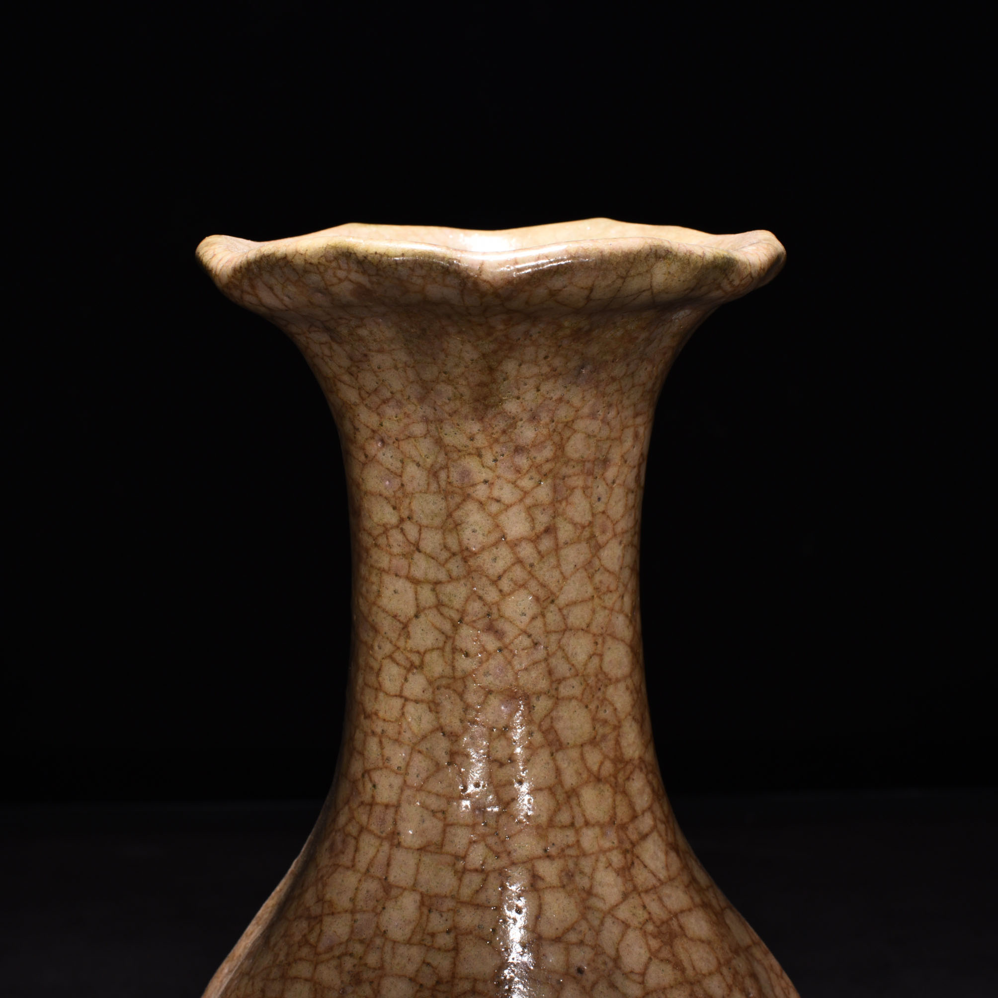 Song Dynasty ge kiln beige glaze flower mouth vase