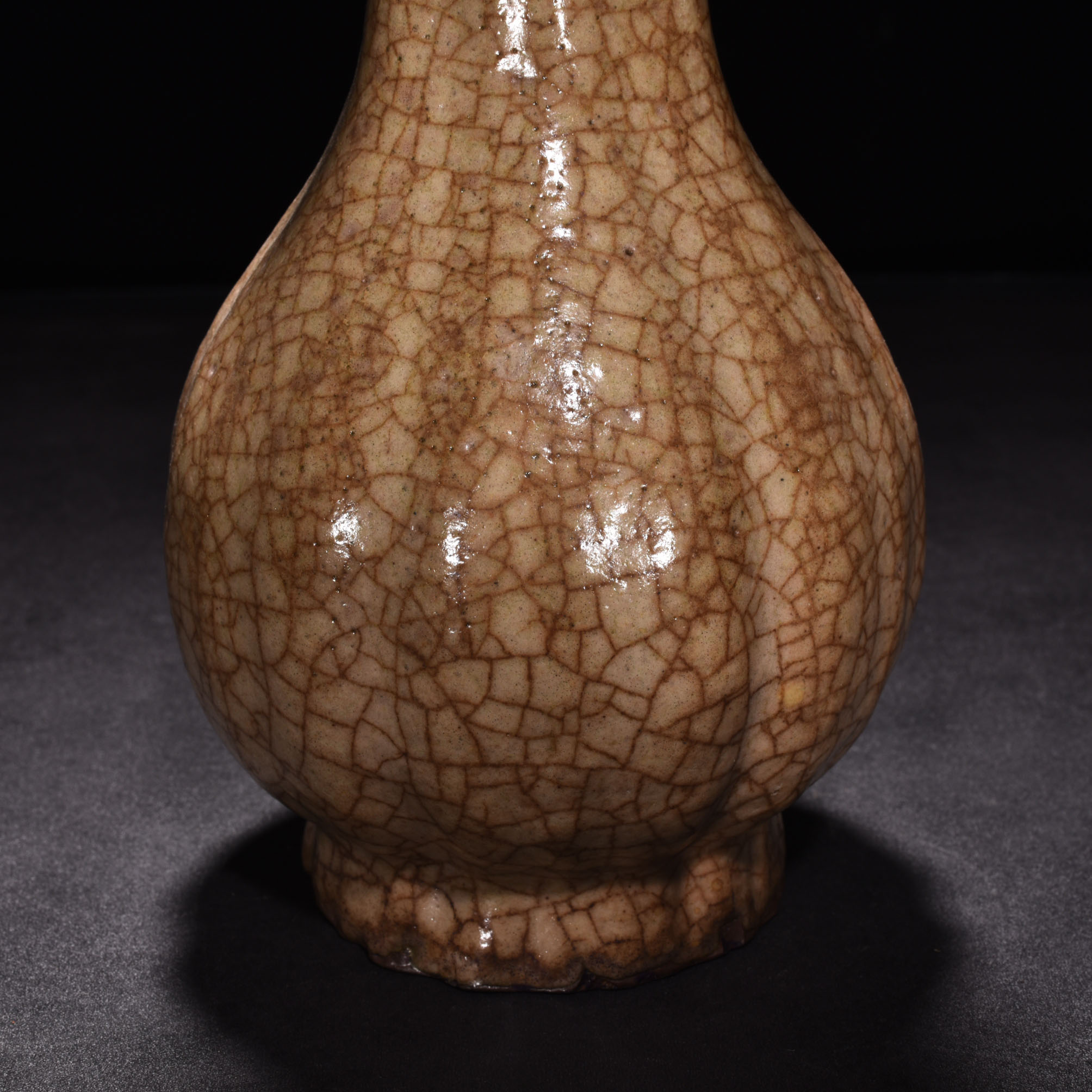 Song Dynasty ge kiln beige glaze flower mouth vase