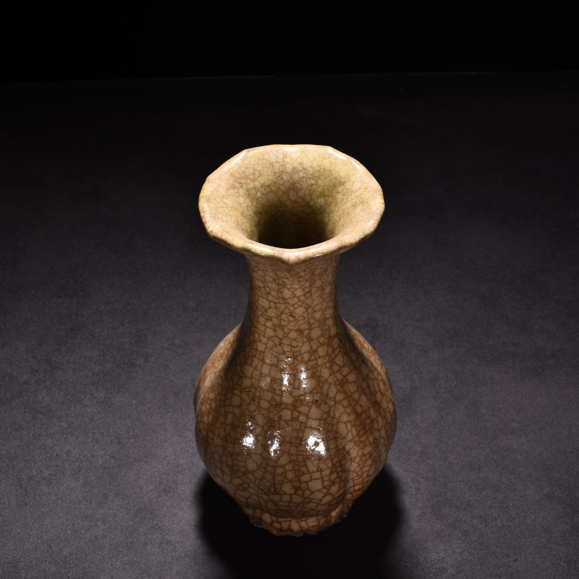 Song Dynasty ge kiln beige glaze flower mouth vase