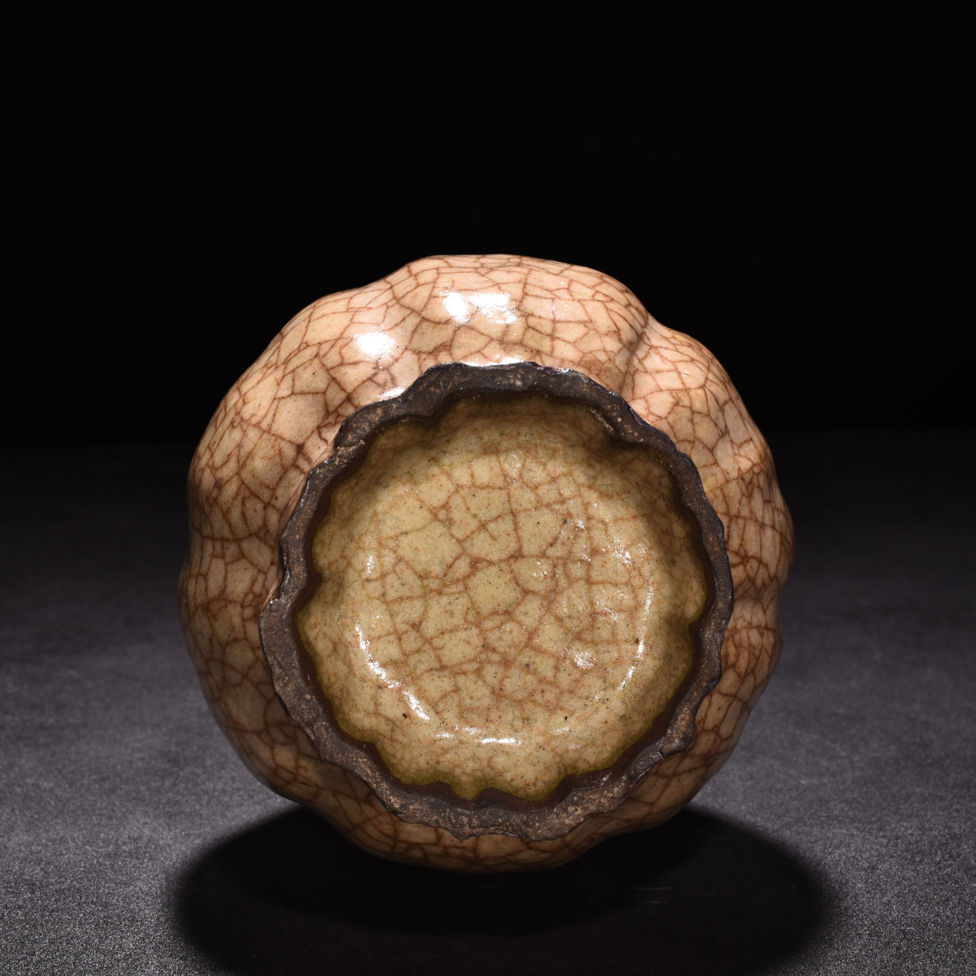 Song Dynasty ge kiln beige glaze flower mouth vase