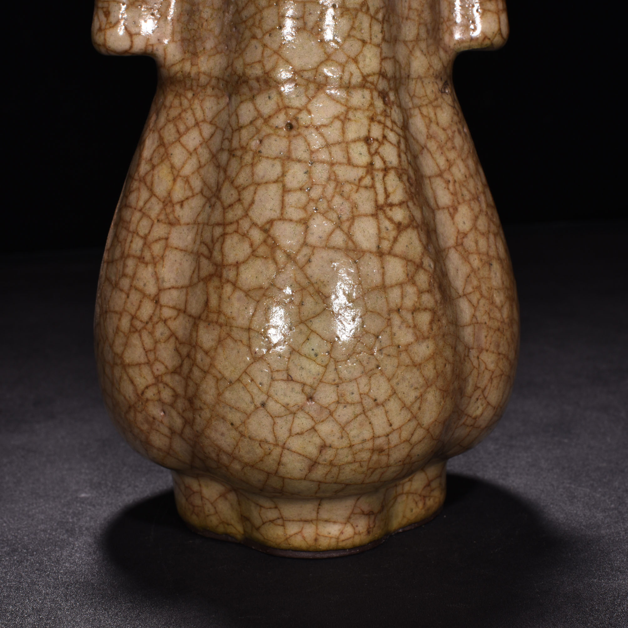 Song Dynasty Kiln Beige glazed Begonia style vase