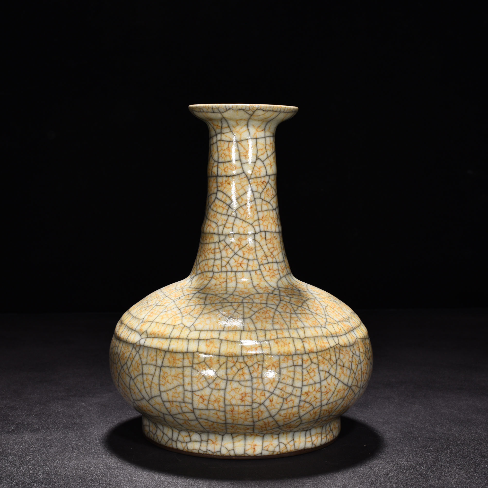 Song Dynasty Ge kiln beige glaze dazzling pattern plate bottle