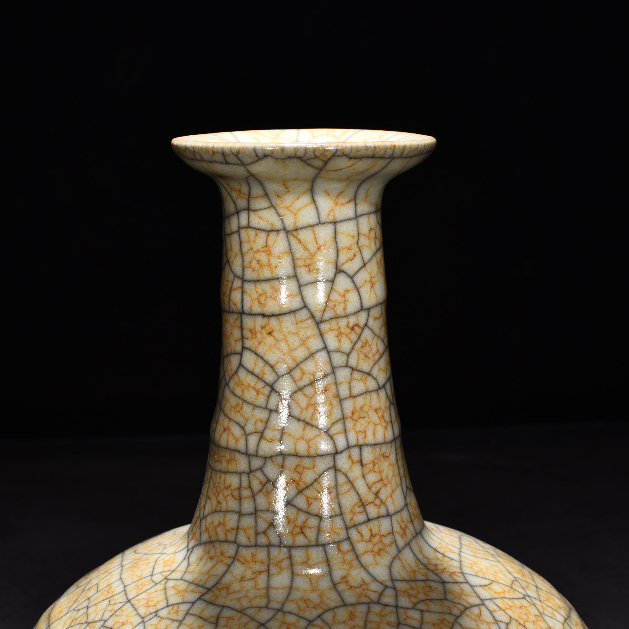 Song Dynasty Ge kiln beige glaze dazzling pattern plate bottle
