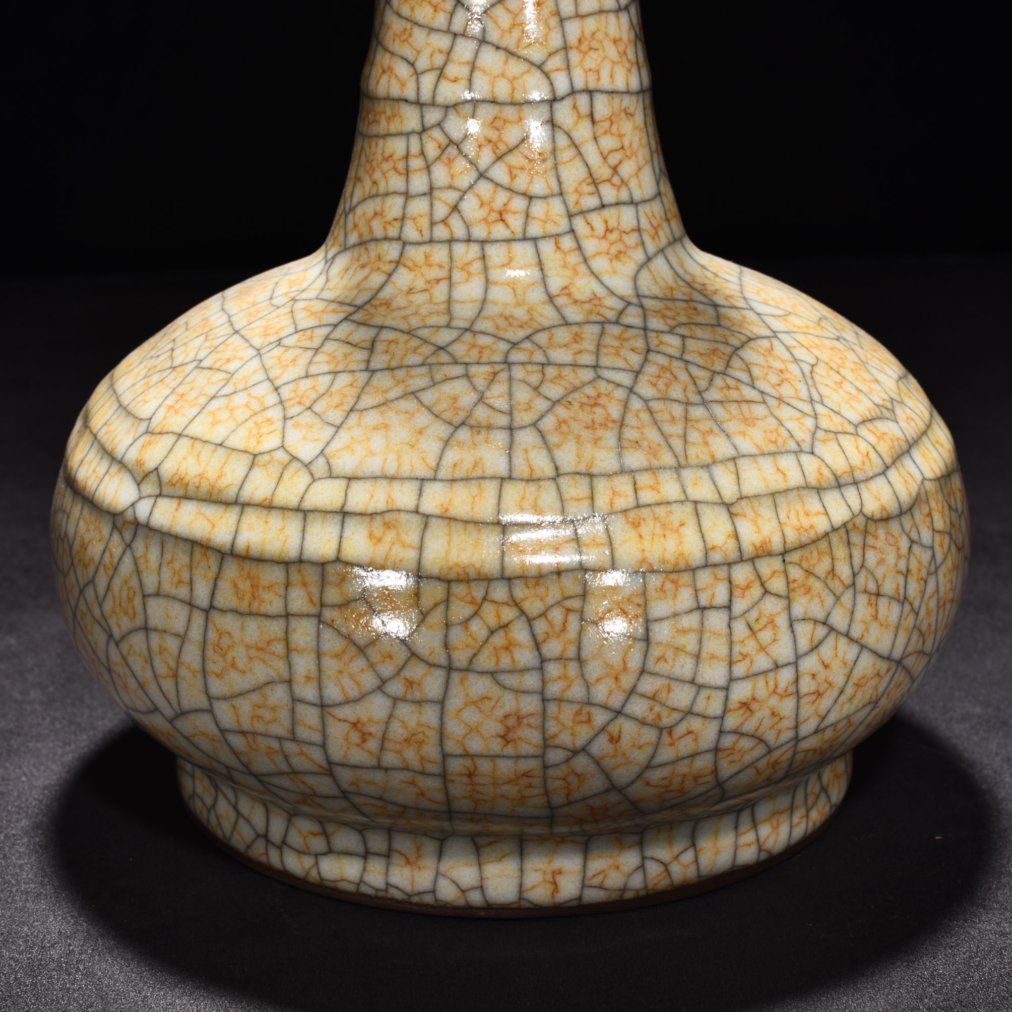 Song Dynasty Ge kiln beige glaze dazzling pattern plate bottle