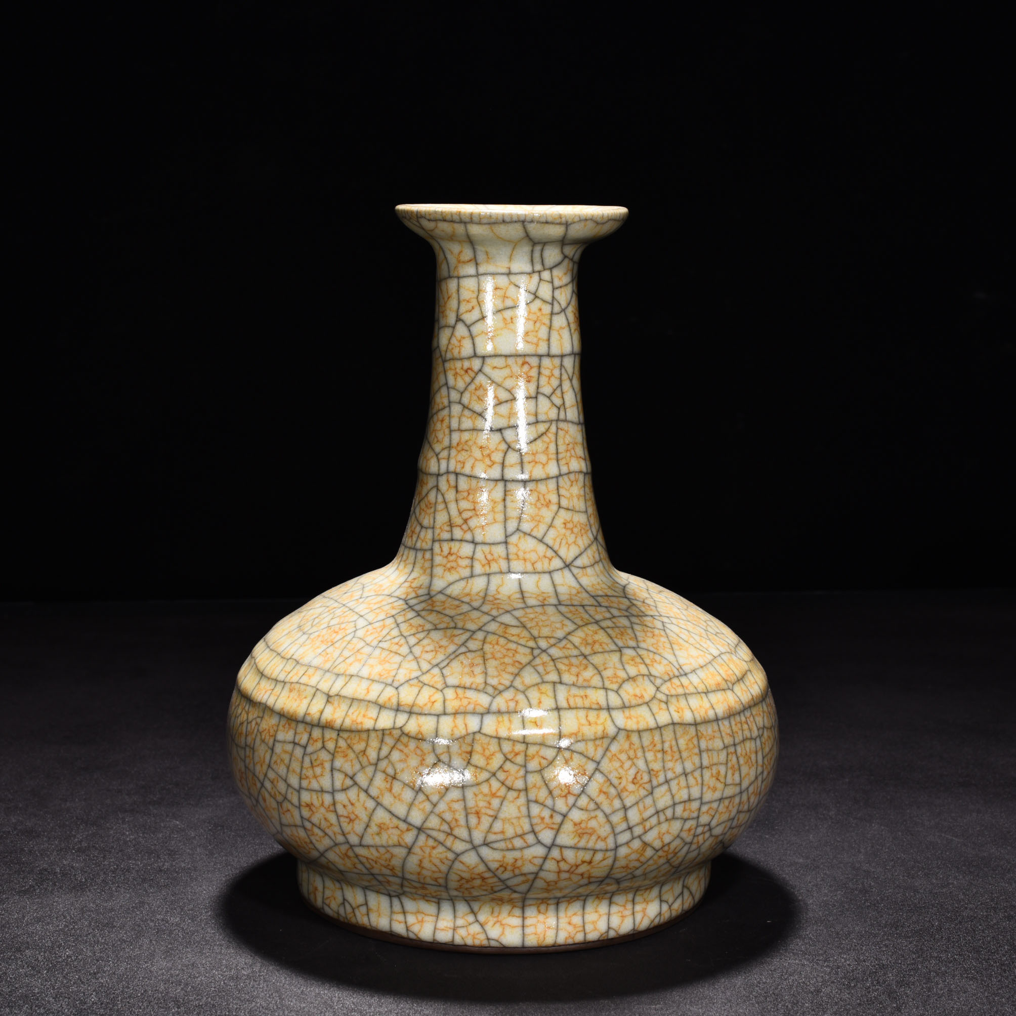 Song Dynasty Ge kiln beige glaze dazzling pattern plate bottle