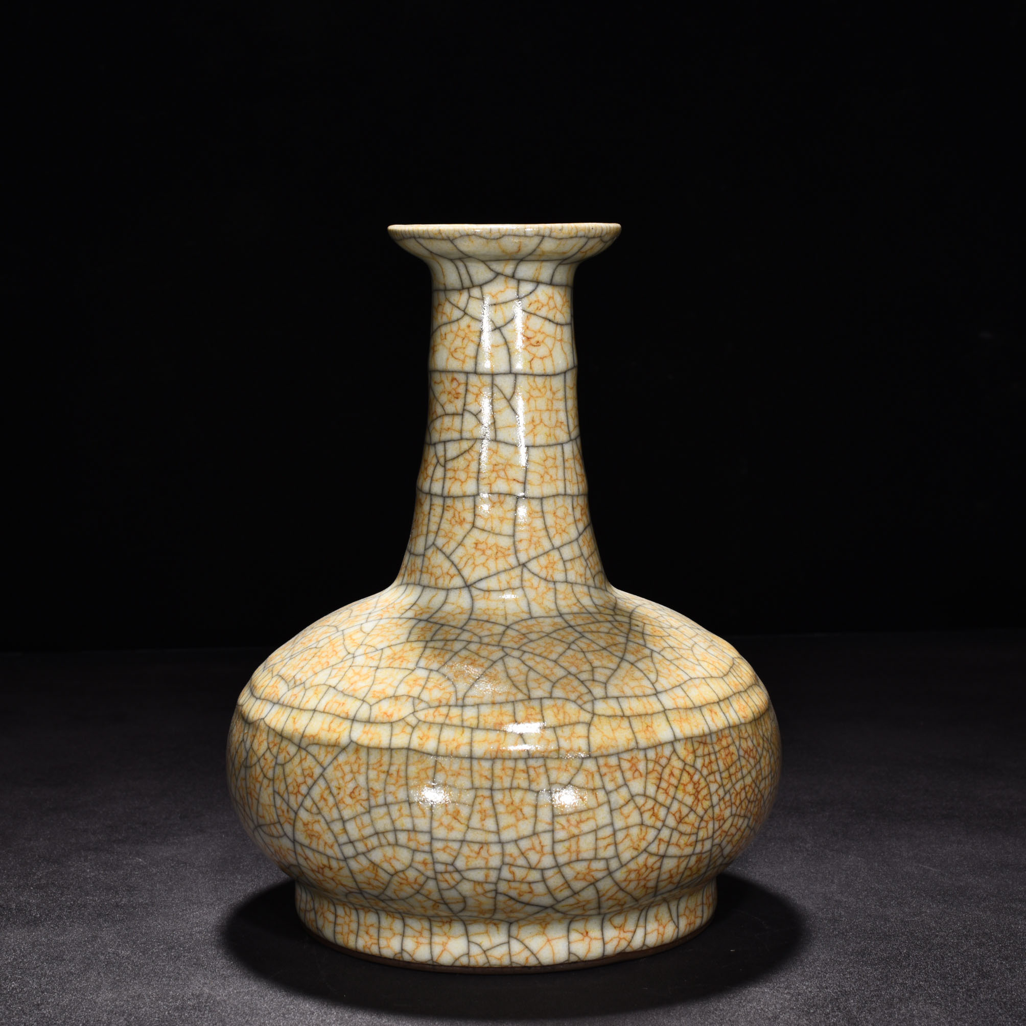 Song Dynasty Ge kiln beige glaze dazzling pattern plate bottle