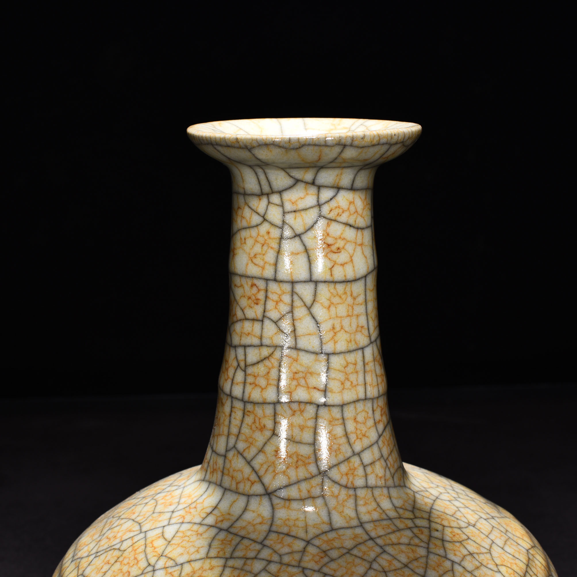 Song Dynasty Ge kiln beige glaze dazzling pattern plate bottle