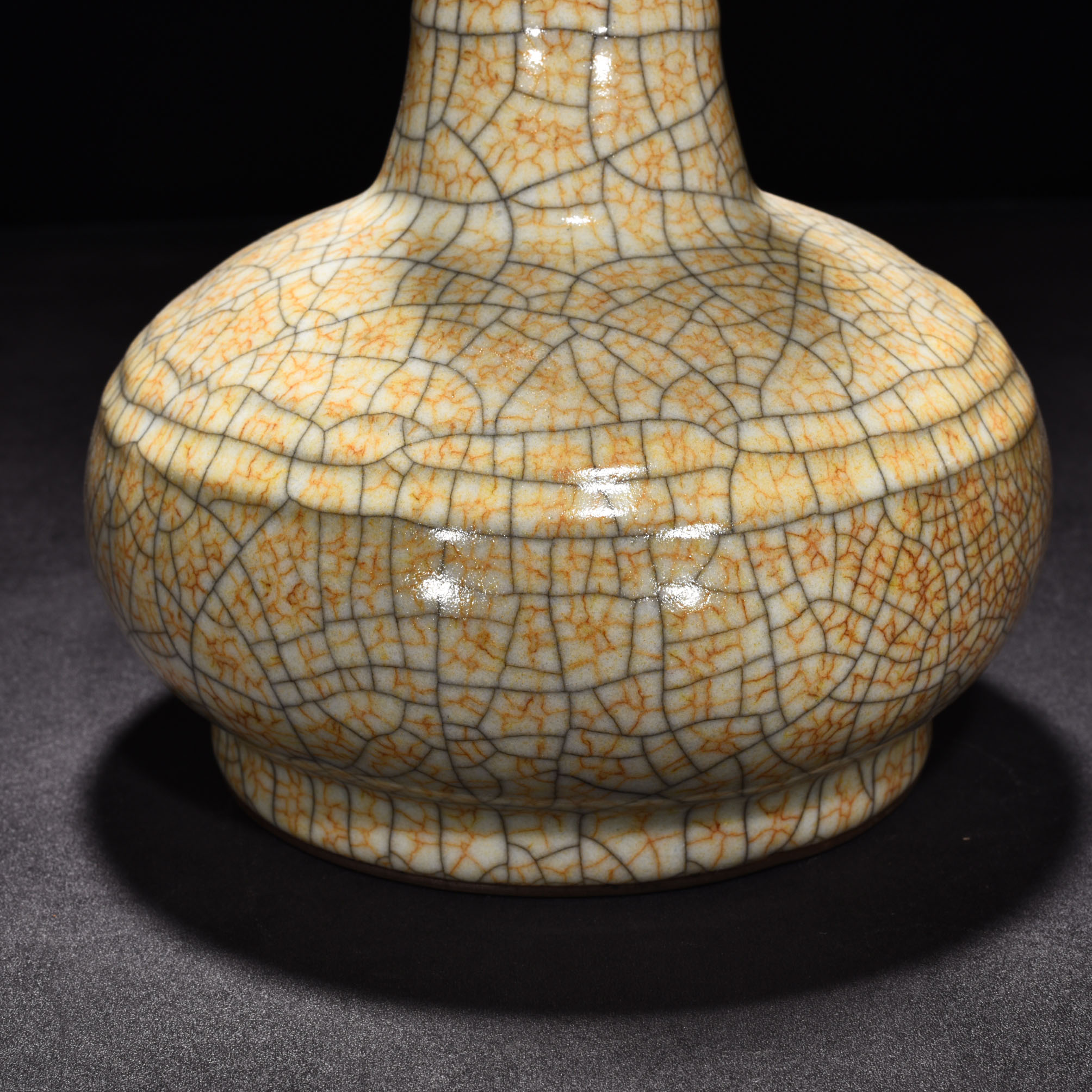Song Dynasty Ge kiln beige glaze dazzling pattern plate bottle