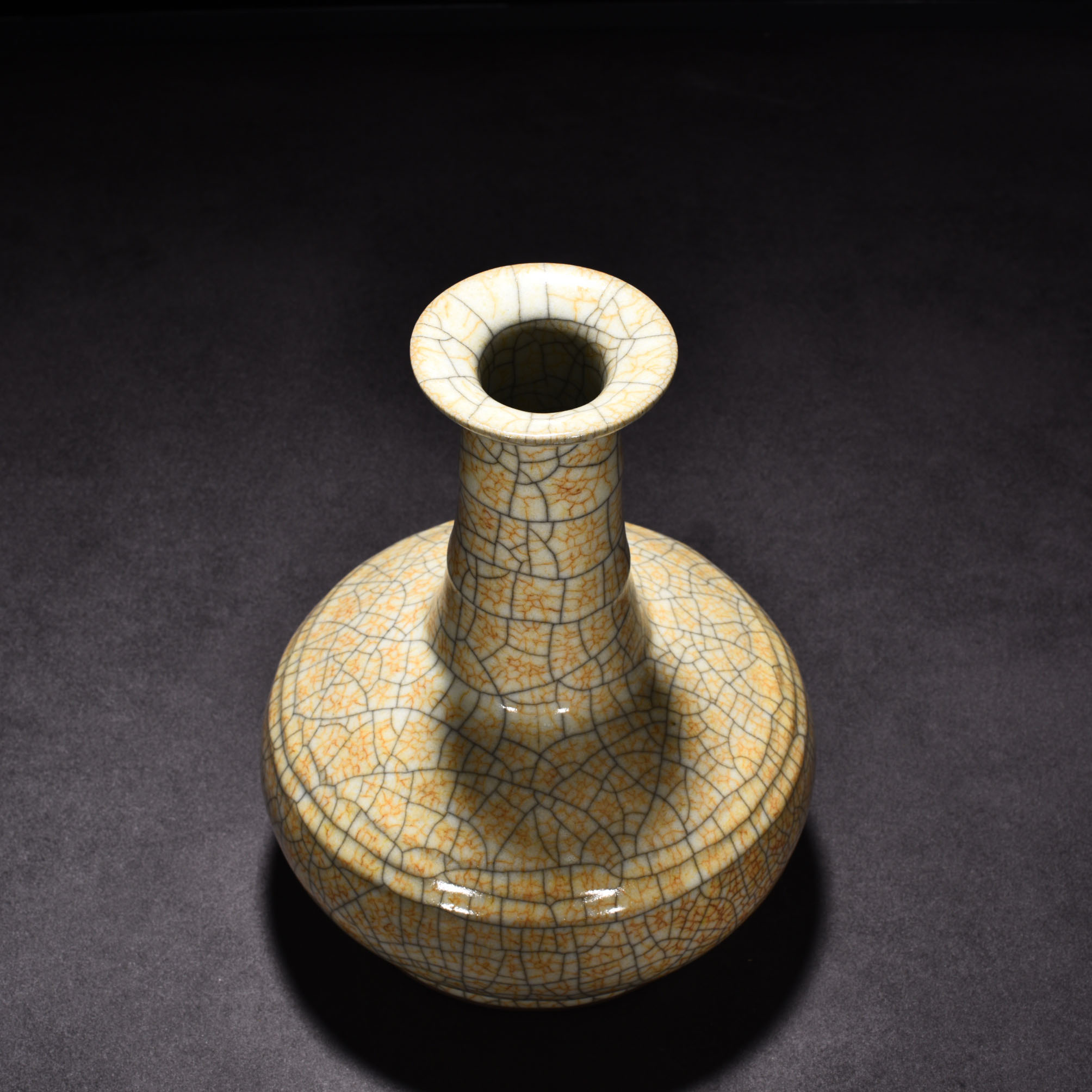 Song Dynasty Ge kiln beige glaze dazzling pattern plate bottle