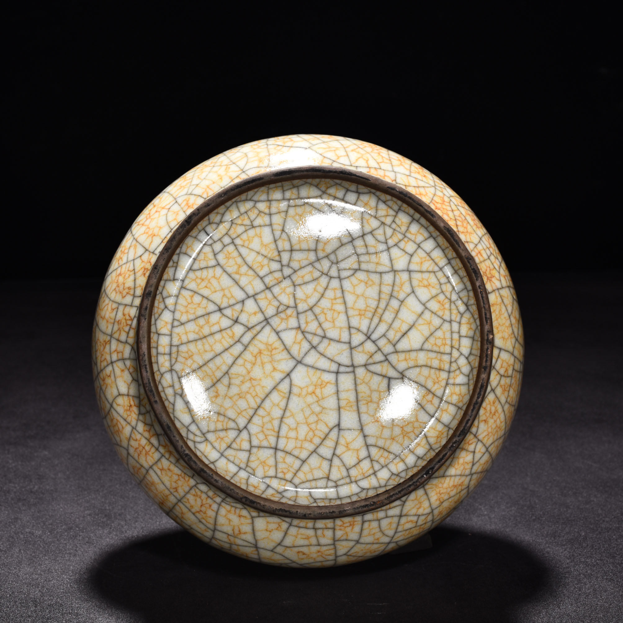 Song Dynasty Ge kiln beige glaze dazzling pattern plate bottle