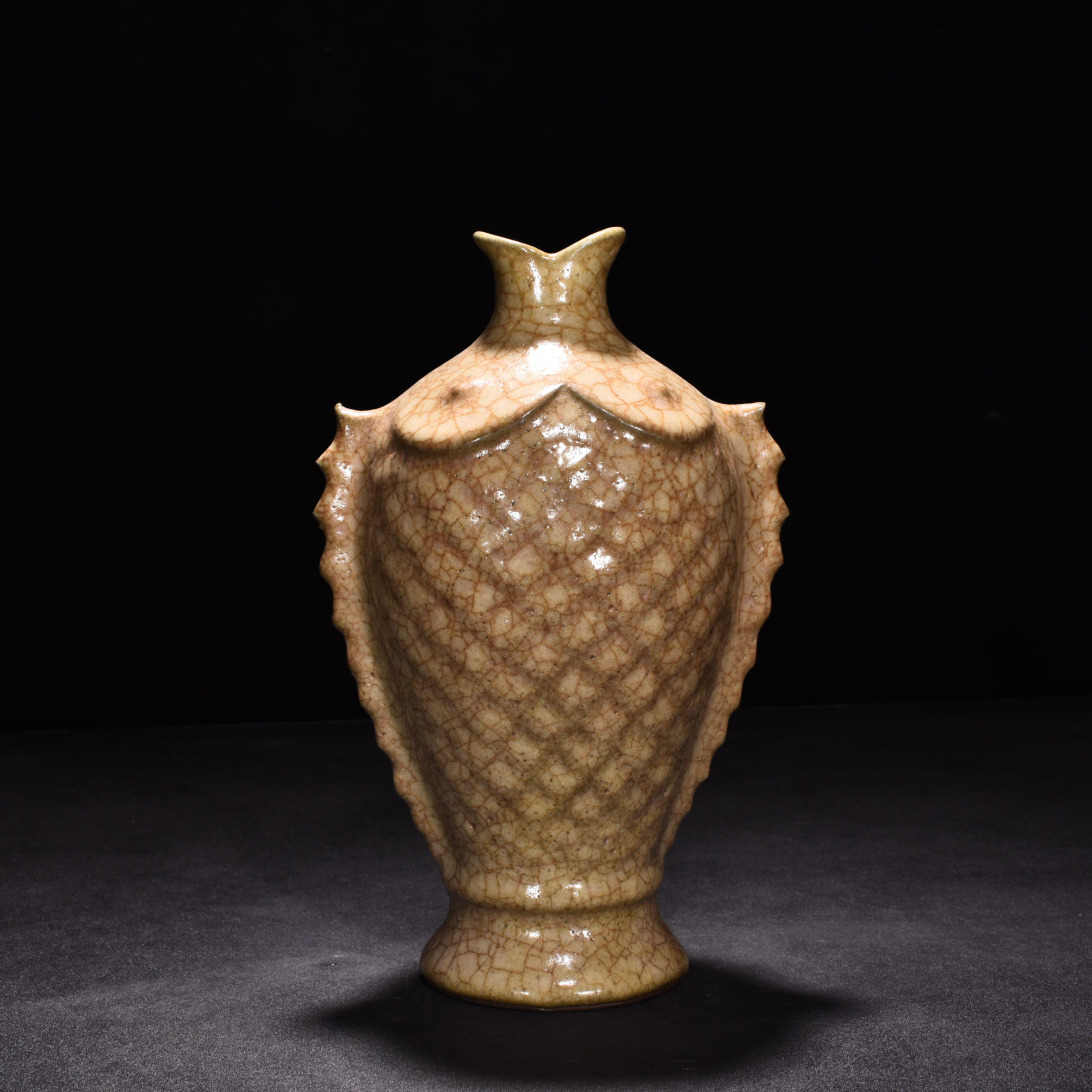 Song Dynasty Ge Kiln Beige glazed fish plum vase