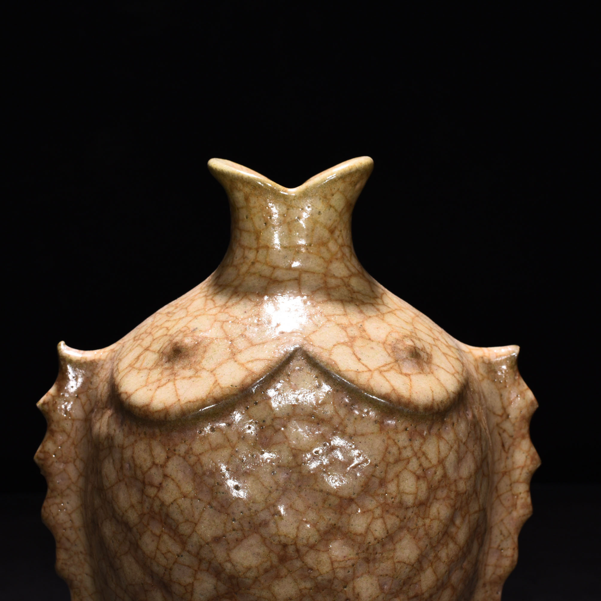 Song Dynasty Ge Kiln Beige glazed fish plum vase