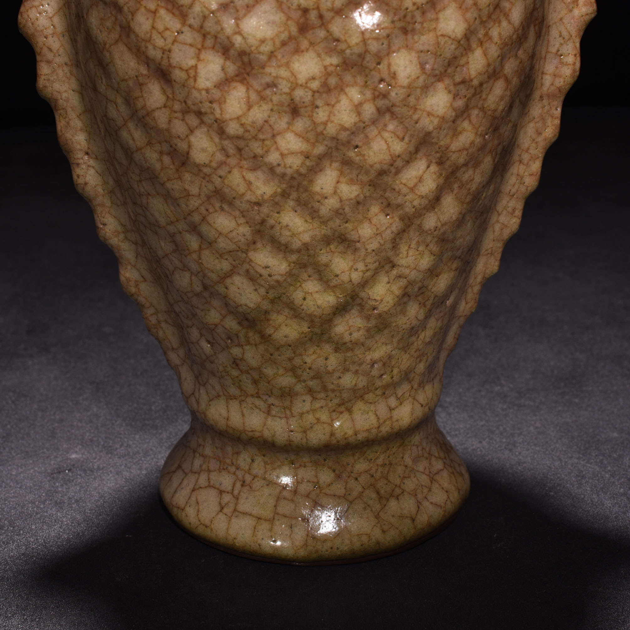 Song Dynasty Ge Kiln Beige glazed fish plum vase