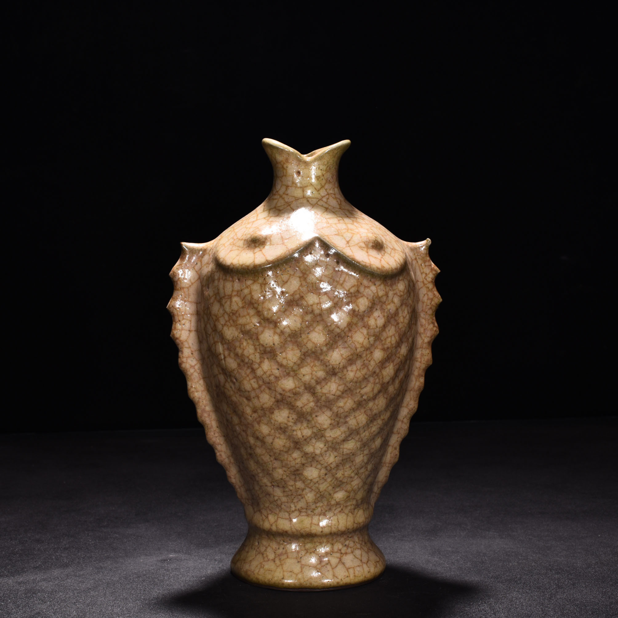 Song Dynasty Ge Kiln Beige glazed fish plum vase