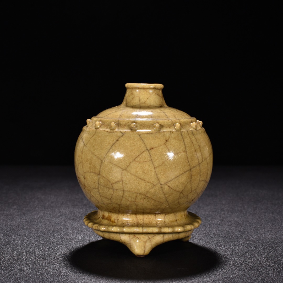Song Dynasty Ge Kiln Beige glaze drum nailed three legged Tubo vase