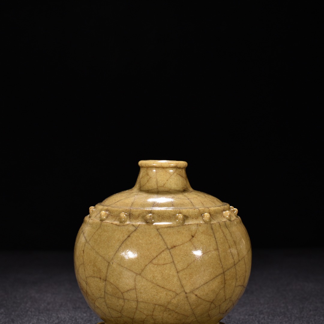 Song Dynasty Ge Kiln Beige glaze drum nailed three legged Tubo vase