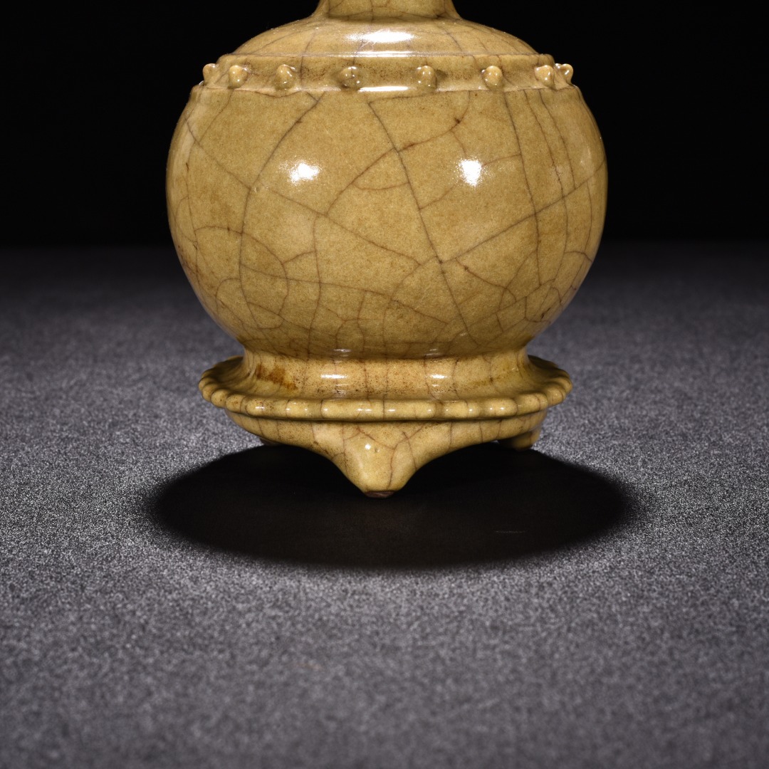 Song Dynasty Ge Kiln Beige glaze drum nailed three legged Tubo vase