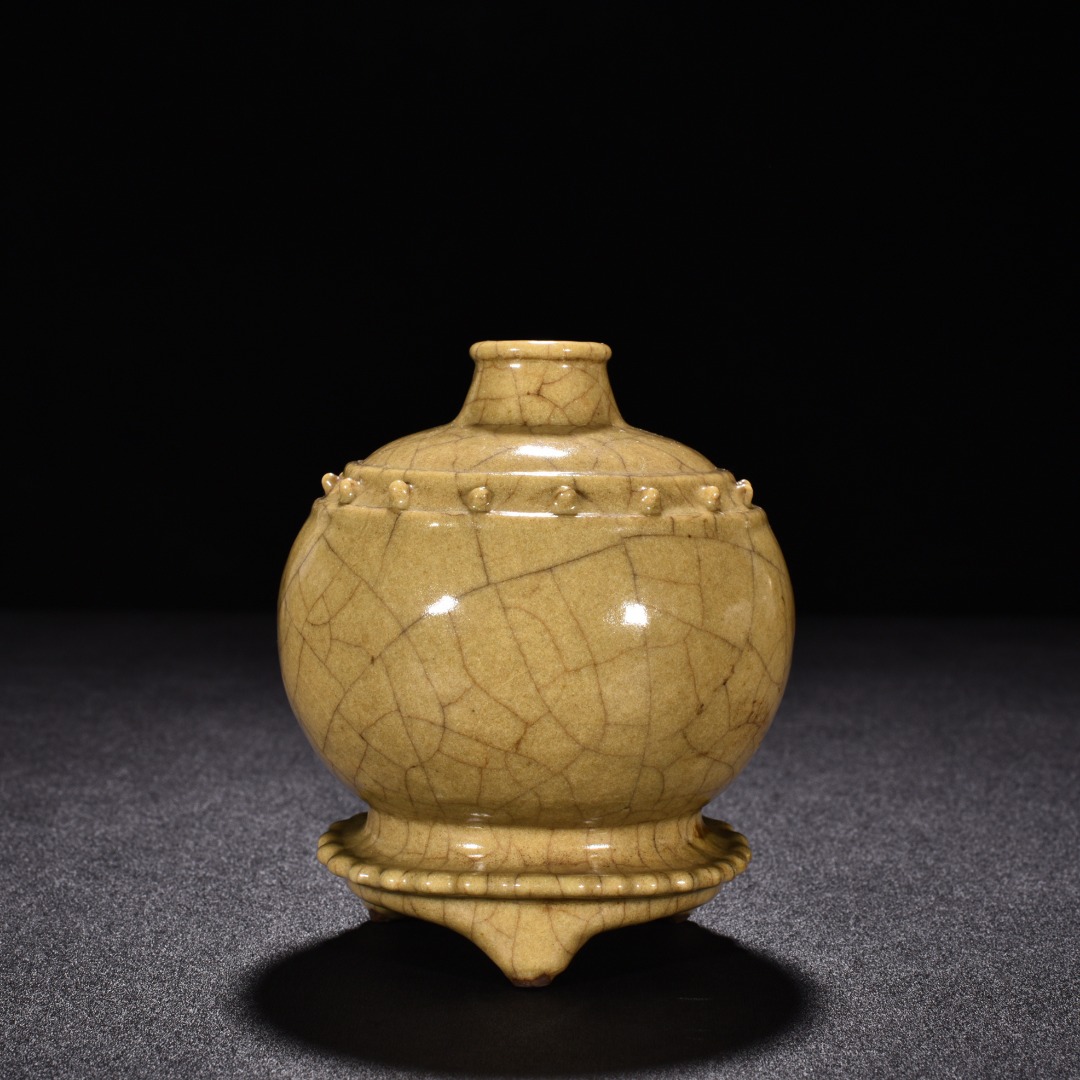 Song Dynasty Ge Kiln Beige glaze drum nailed three legged Tubo vase