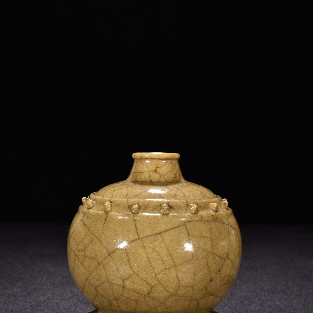 Song Dynasty Ge Kiln Beige glaze drum nailed three legged Tubo vase